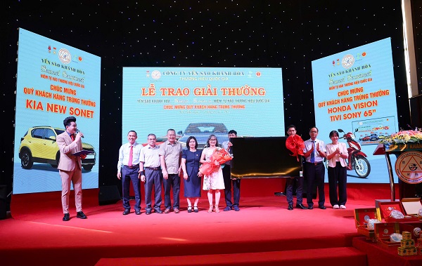 Chị Hà Phương Ly tại xã Đăk Hà (Quảng Ngãi) trúng thưởng GIẢI BẢY Tivi Sony 4K 65 inch.