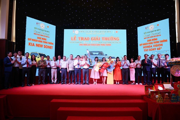 Lãnh đạo Công ty Yến sào Khánh Hòa chụp ảnh lưu niệm với khách hàng trúng thưởng