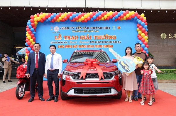 Ông Nguyễn Thanh Hải- Tổng Giám đốc Công ty Yến sào Khánh Hòa chụp ảnh lưu niệm với Chị Phan Thị Minh Khánh tại P.BMT, Đak Lak, trúng thưởng GIẢI NHÌ xe Kia New Sonnet 1.5L deluxe