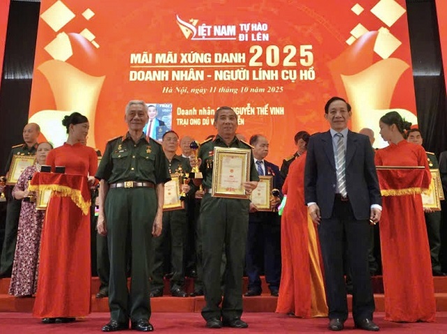 Doanh nhân – CCB Nguyễn Thế Vinh (đứng giữa) tại Lễ vinh danh. Ảnh: X-Mai