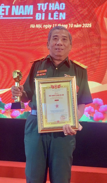 Doanh nhân – CCB Nguyễn Thế Vinh với Cúp “Trái tim Vàng vì cộng đồng”. Ảnh: Xuân Mai.