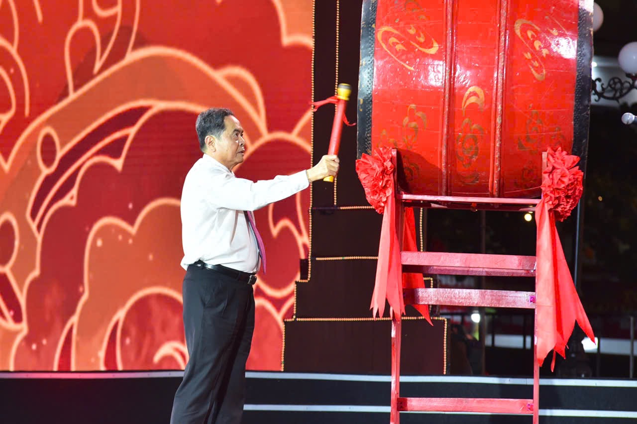 Đồng chíTrần Thanh Mẫn Ủy viên Bộ Chính trị, Chủ tịch Quốc hội nước Cộng hòa xã hội chủ nghĩa Việt Nam khởi trống khai hội mùa thu Côn Sơn - Kiếp Bạc năm 2025. Đồng chíTrần Thanh Mẫn Ủy viên Bộ Chính trị, Chủ tịch Quốc hội nước Cộng hòa xã hội chủ nghĩa Việt Nam khởi trống khai hội mùa thu Côn Sơn - Kiếp Bạc năm 2025.