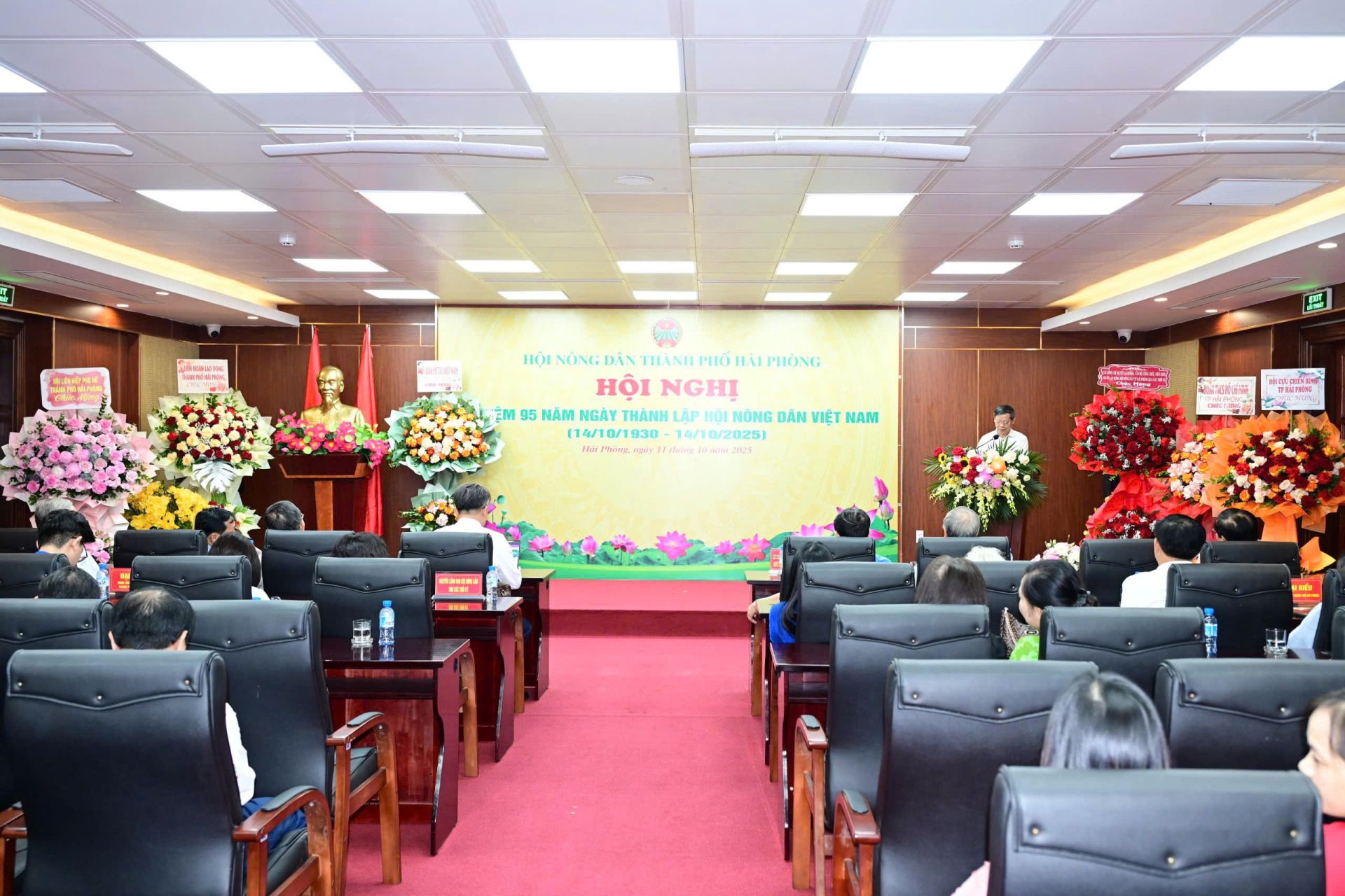 Nhằm ghi nhận và tôn vinh những đóng góp xuất sắc của đội ngũ cán bộ Hội trong sự nghiệp xây dựng và phát triển giai cấp nông dân Việt Nam, Trung ương Hội Nông dân Việt Nam đã tặng Kỷ niệm chương “Vì giai cấp nông dân Việt Nam” cho 114 cán bộ Hội Nông dân thành phố Hải Phòng. Tại chương trình, có 02 đồng chí thuộc Cơ quan Hội Nông dân thành phố vinh dự nhận Kỷ niệm chương. Đây chính là sự ghi nhận xứng đáng đối với những nỗ lực, cống hiến của đội ngũ cán bộ Hội trong quá trình đồng hành cùng nông dân, góp phần phát triển nông nghiệp, nông thôn bền vững. Nhằm ghi nhận và tôn vinh những đóng góp xuất sắc của đội ngũ cán bộ Hội trong sự nghiệp xây dựng và phát triển giai cấp nông dân Việt Nam, Trung ương Hội Nông dân Việt Nam đã tặng Kỷ niệm chương “Vì giai cấp nông dân Việt Nam” cho 114 cán bộ Hội Nông dân thành phố Hải Phòng. Tại chương trình, có 02 đồng chí thuộc Cơ quan Hội Nông dân thành phố vinh dự nhận Kỷ niệm chương. Đây chính là sự ghi nhận xứng đáng đối với những nỗ lực, cống hiến của đội ngũ cán bộ Hội trong quá trình đồng hành cùng nông dân, góp phần phát triển nông nghiệp, nông thôn bền vững.