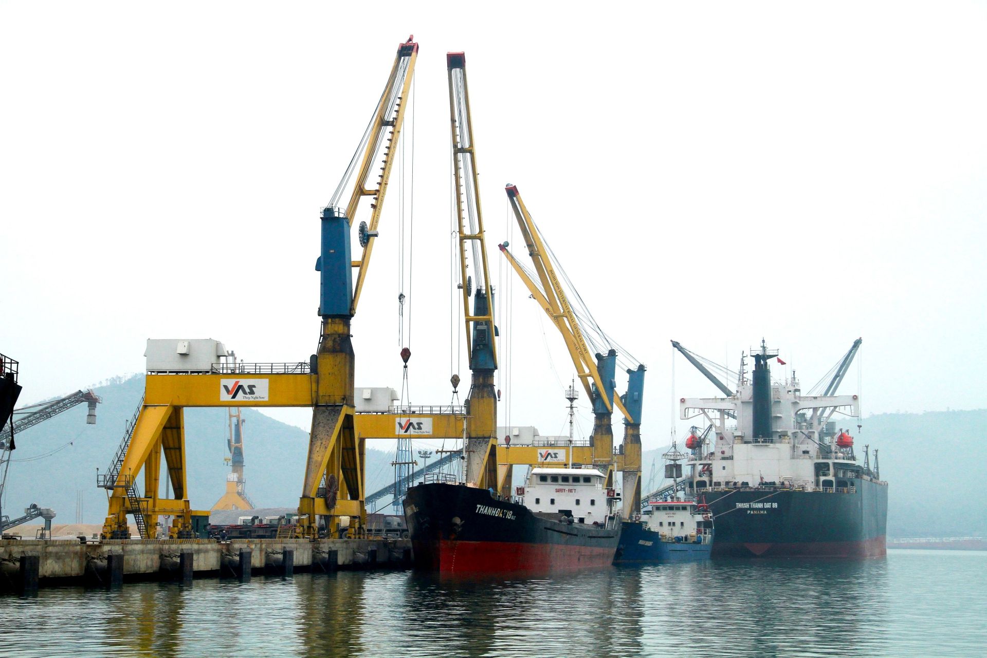 Bốc dỡ hàng hóa qua cảng quốc tế Nghi Sơn, tỉnh Thanh Hóa.jpg