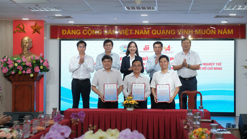 Đại diện Saigon Co.op, Liên minh HTX và Hội Doanh nhân trẻ TP. Huế ký kết biên bản ghi nhớ hợp tác.