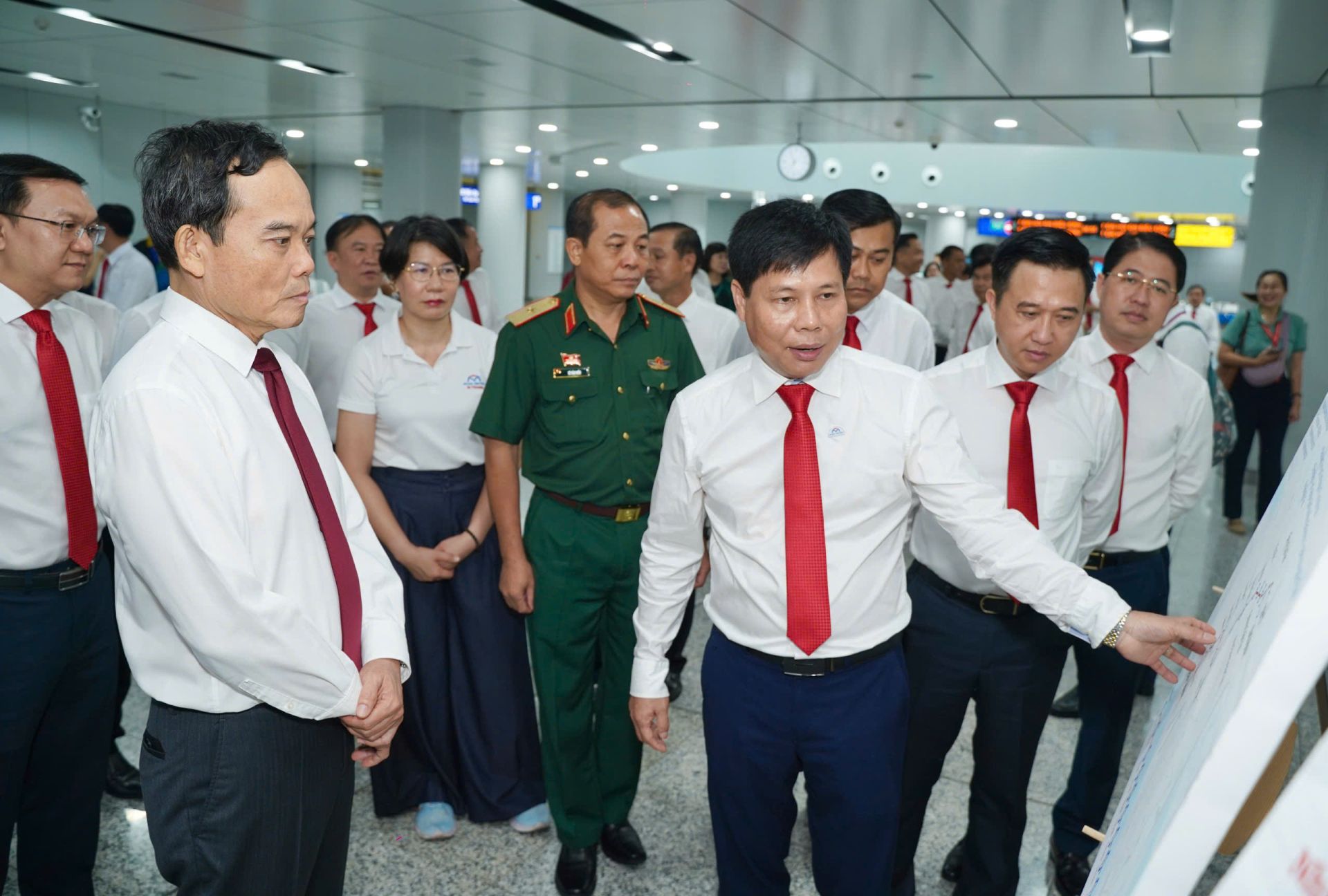 Bí thư Thành ủy TP .HCM Trần Lưu Quang cùng các đại biểu tham quan tuyến metro số 1