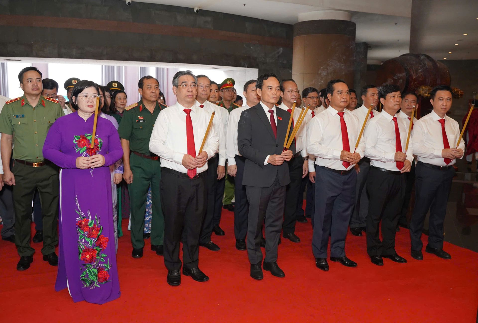 Đoàn dâng hương tại Đài tưởng niệm các Vua Hùng