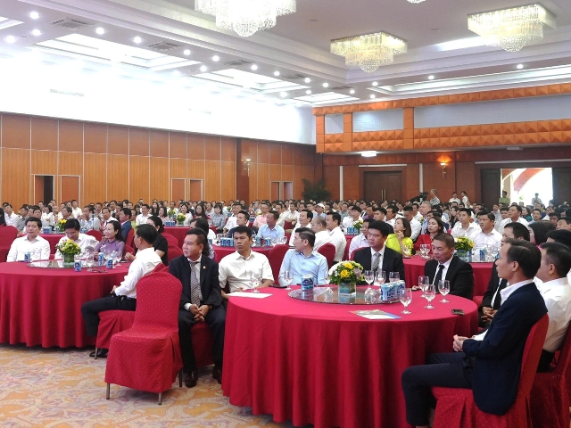 Tham dự có các đồng chí lãnh đạo Tỉnh ủy, HĐND, UBND, Ủy ban MTTQ Việt Nam tỉnh, cùng đại diện các sở, ban, ngành, địa phương và hơn 300 doanh nghiệp, doanh nhân, nhà đầu tư.