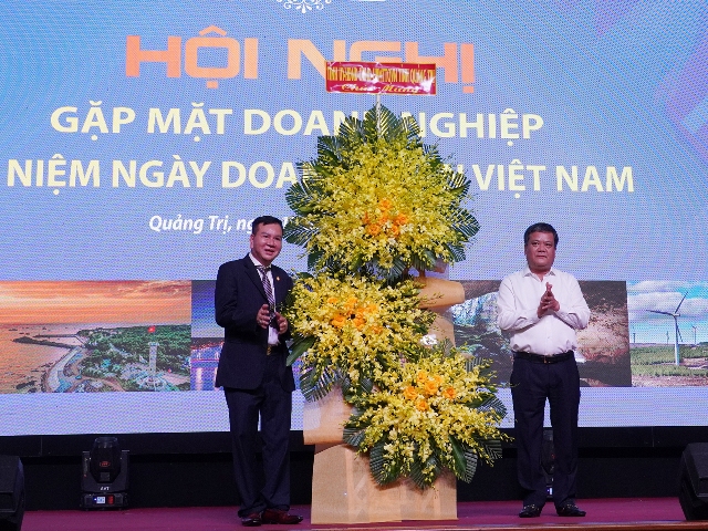 Chủ tịch UBND tỉnh tặng hoa chúc mừng Ngày Doanh nhân Việt Nam.