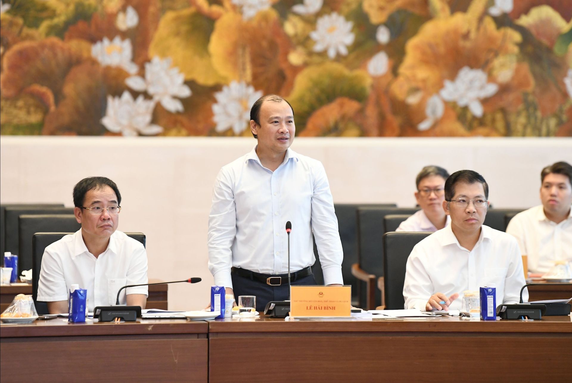 hứ trưởng Thường trực Bộ Văn hóa, Thể thao và Du lịch Lê Hải Bình phát biểu tại Phiên họp.