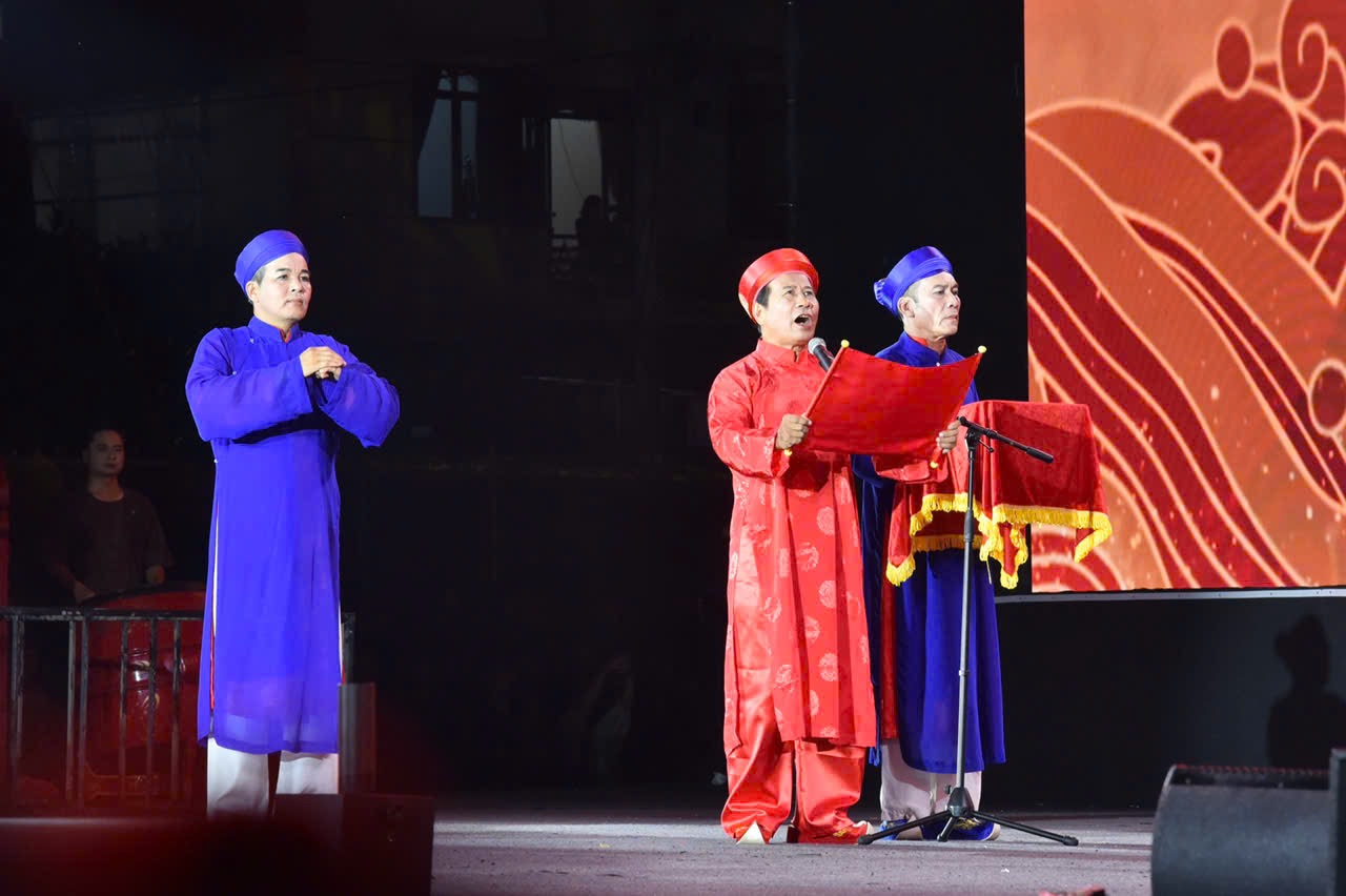 Ông Trần Quang Sơn và Đoàn tế Nhà hát Chèo Xứ Đông đọc văn tế tưởng niệm Đức Thánh Trần. Ông Trần Quang Sơn và Đoàn tế Nhà hát Chèo Xứ Đông đọc văn tế tưởng niệm Đức Thánh Trần.