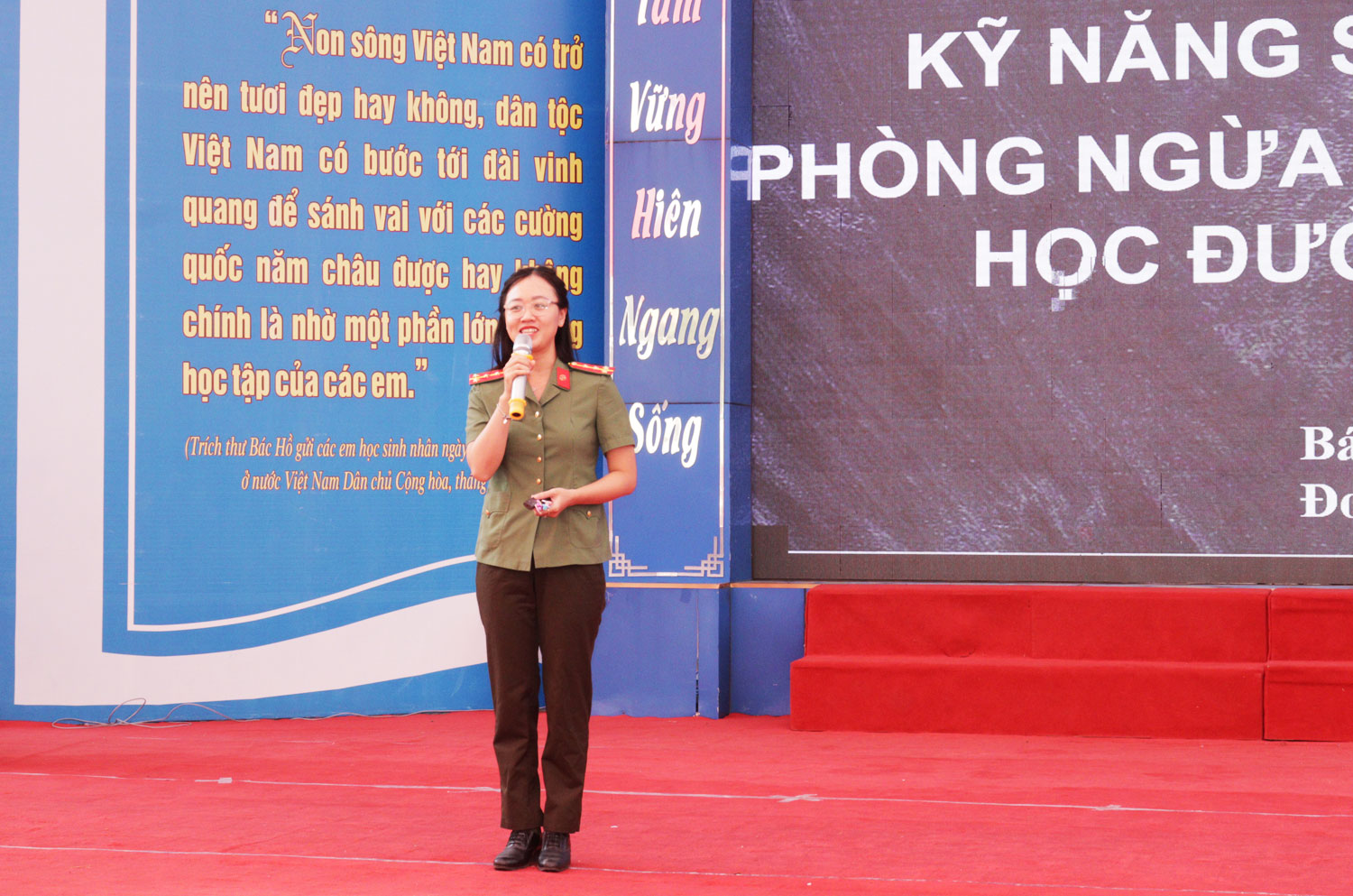 Báo cáo viên Công an thành phố quán triệt tại chương trình.