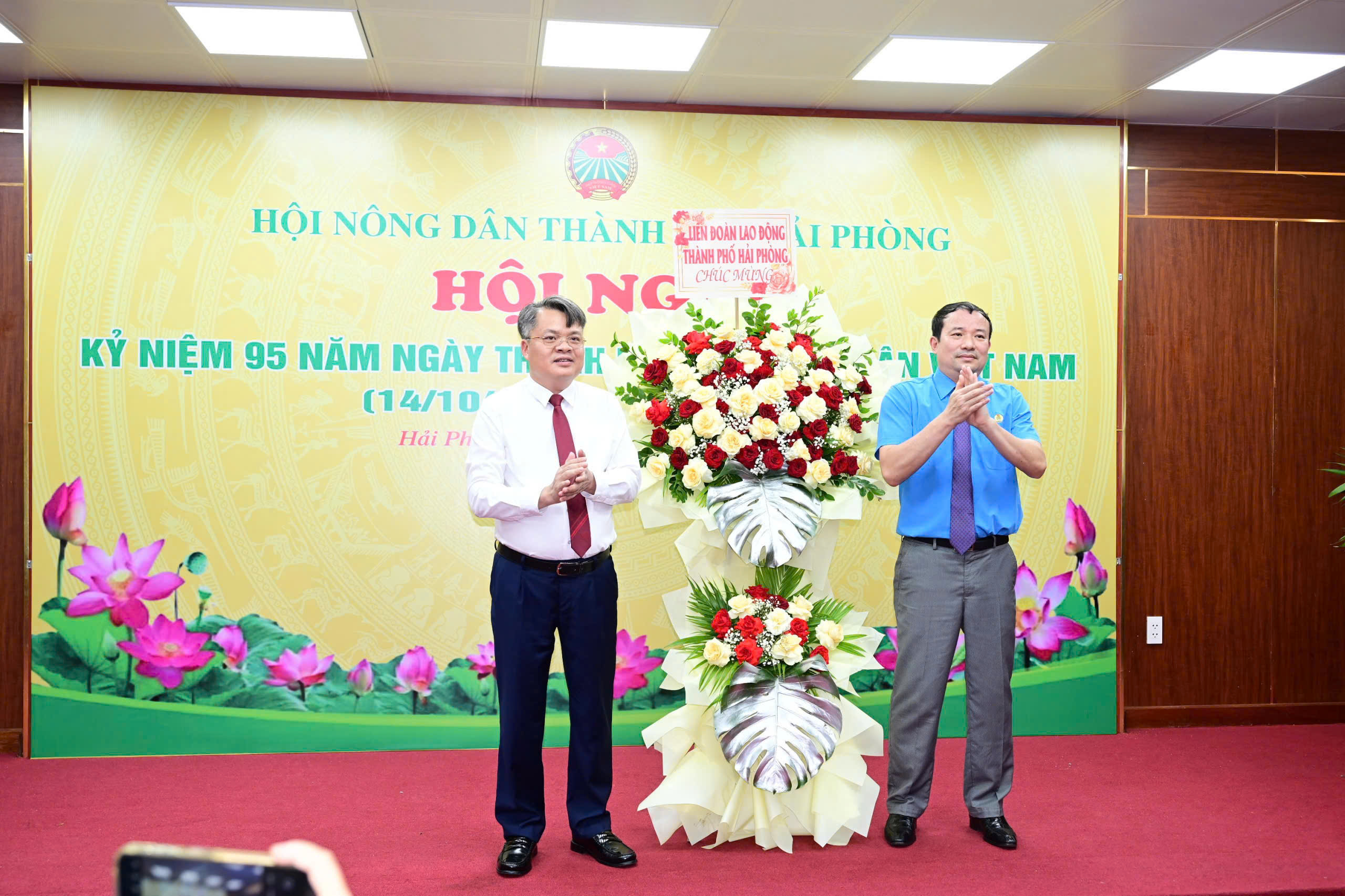 Đồng chí Nguyễn Anh Tuân, Phó Chủ tịch Ủy ban MTTQ Việt Nam thành phố, Chủ tịch Liên đoàn Lao động thành phố tặng hoa chúc mừng Hội Nông dân thành phố Hải Phòng. Đồng chí Nguyễn Anh Tuân, Phó Chủ tịch Ủy ban MTTQ Việt Nam thành phố, Chủ tịch Liên đoàn Lao động thành phố tặng hoa chúc mừng Hội Nông dân thành phố Hải Phòng.