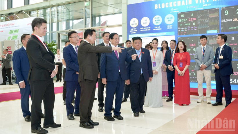 Thủ tướng Phạm Minh Chính và các quan chức Chính phủ thăm khu trưng bày Mạng Dịch vụ Đa chuỗi Blockchain Việt Nam. (Ảnh: H.Đ) Thủ tướng Phạm Minh Chính và các quan chức Chính phủ thăm khu trưng bày Mạng Dịch vụ Đa chuỗi Blockchain Việt Nam. (Ảnh: H.Đ)