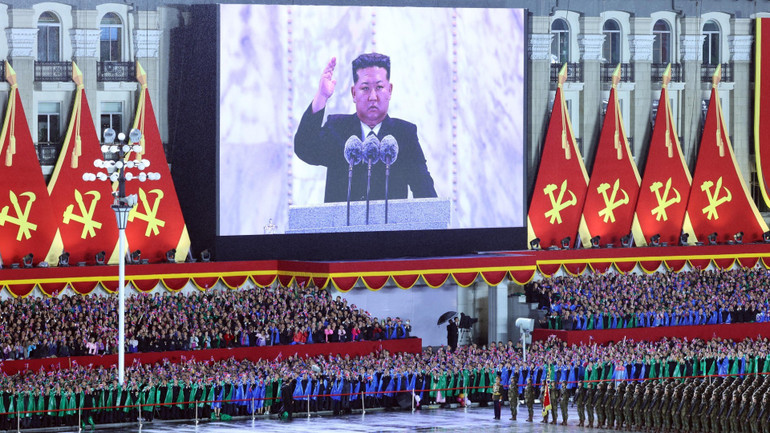 Tổng Bí thư, Chủ tịch Quốc vụ Kim Jong Un phát biểu tại buổi lễ kỷ niệm 80 năm thành lập Đảng Lao động Triều Tiên (Ảnh: TTXVN)