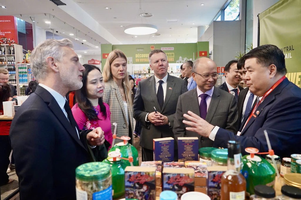 Đại diện Central Retail giới thiệu nông sản Việt tại sự kiện.