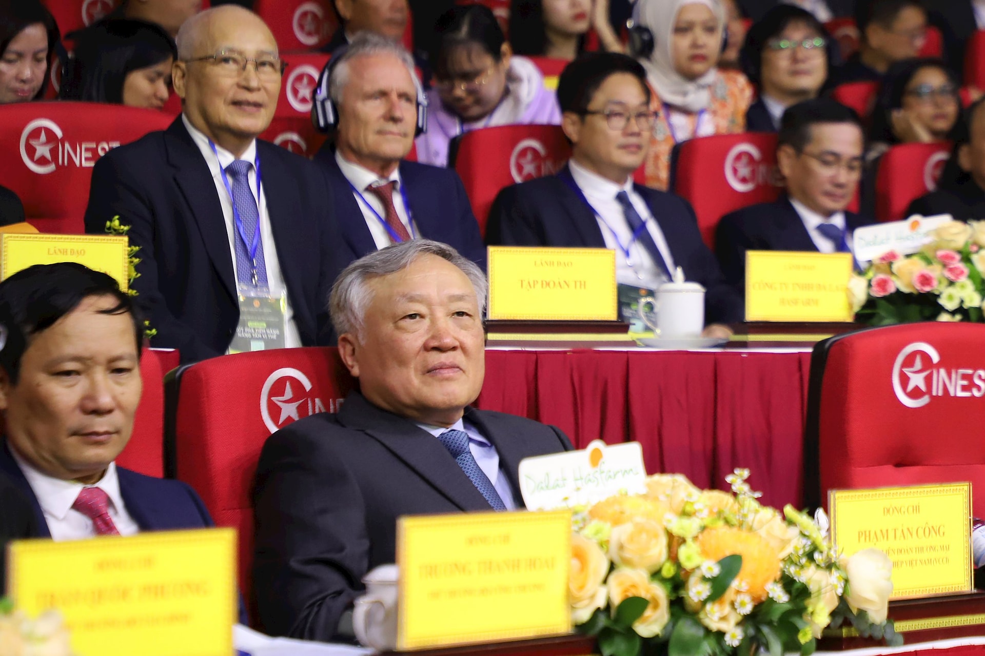 Ủy viên Bộ Chính trị, Phó Thủ tướng Thường trực Chính phủ Nguyễn Hòa Bình tham dự Hội nghị. (Ảnh: Báo Lâm Đồng) Ủy viên Bộ Chính trị, Phó Thủ tướng Thường trực Chính phủ Nguyễn Hòa Bình tham dự Hội nghị. (Ảnh: Báo Lâm Đồng)