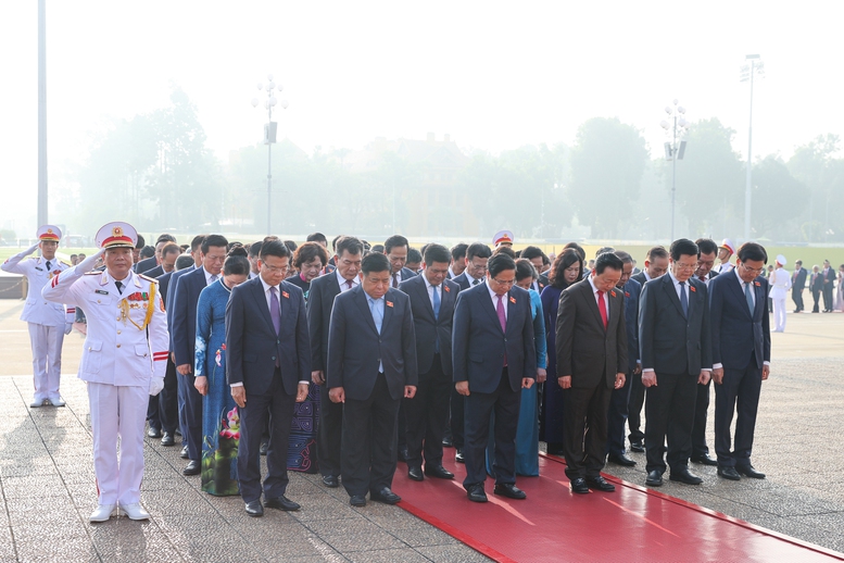 Các đại biểu bày tỏ lòng thành kính, tưởng nhớ công lao to lớn của Chủ tịch Hồ Chí Minh đối với sự nghiệp cách mạng của Đảng và dân tộc - Ảnh: VGP/Nhật Bắc