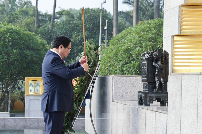 Thủ tướng Chính phủ Phạm Minh Chính dâng hương tưởng niệm các Anh hùng Liệt sĩ tại Đài tưởng niệm các Anh hùng Liệt sĩ (đường Bắc Sơn, Hà Nội) - Ảnh: VGP/Nhật Bắc