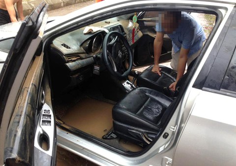 Xử lý ô tô ngập nước: Đừng chỉ vệ sinh bề mặt, hãy kiểm tra và sấy khô triệt để