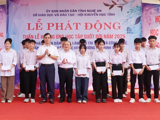 Chủ tịch Hội Khuyến học tỉnh Nguyễn Thanh Hiền và Phó Giám đốc Sở GD&ĐT Nguyễn Văn Khoa trao quà của Hội Khuyến học tỉnh cho 40 học sinh Trường Trung cấp Kinh tế - Kỹ thuật Bắc Nghệ An có hoàn cảnh khó khăn vươn lên học tốt.