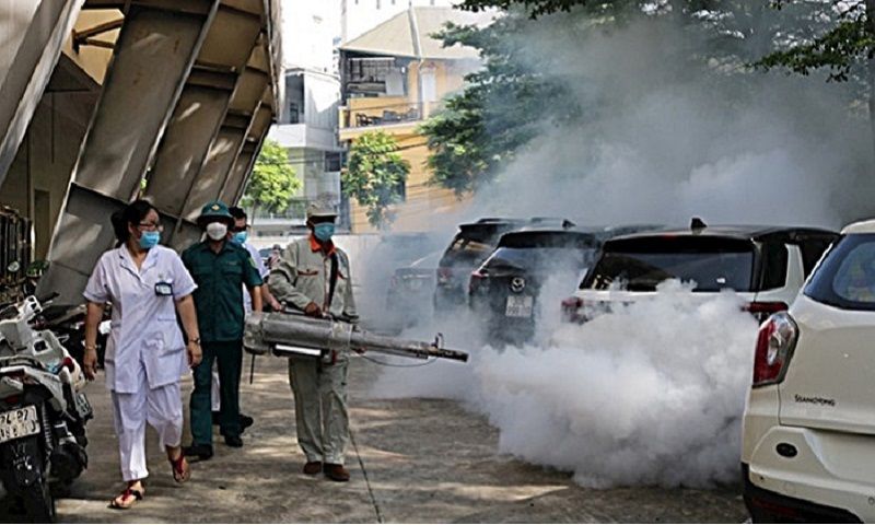 Phun khử khuẩn, phòng chống sốt xuất huyết ở Hà Nội. (Ảnh: voh.com.vn) Phun khử khuẩn, phòng chống sốt xuất huyết ở Hà Nội. (Ảnh: voh.com.vn)