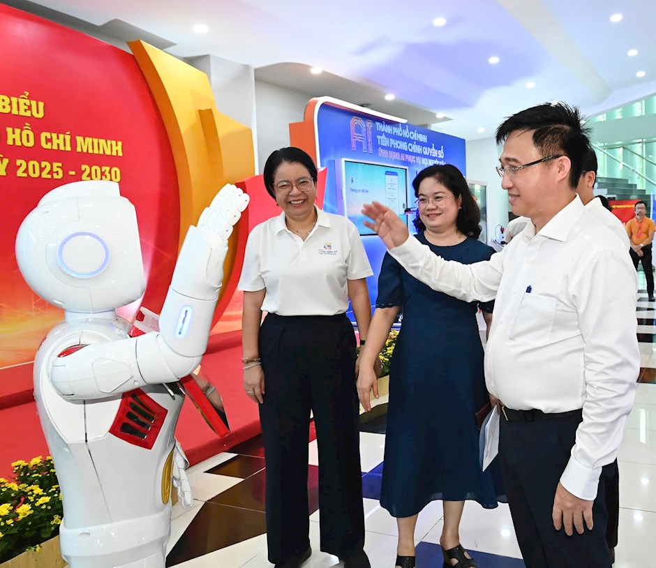 Phó Bí thư Thành ủy TP. HCM Đặng Minh Thông kiểm tra khu vực Triển lãm về khoa học công nghệ, đổi mới sáng tạo và chuyển đổi số