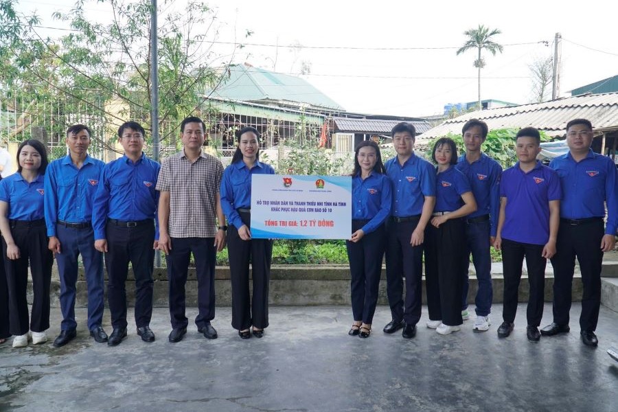 Trung ương Đoàn tặng quà, hỗ trợ tổng nguồn lực trị giá 1,2 tỷ đồng sẻ chia khó khăn người dân và thanh thiếu nhi tỉnh Hà Tĩnh. Trung ương Đoàn tặng quà, hỗ trợ tổng nguồn lực trị giá 1,2 tỷ đồng sẻ chia khó khăn người dân và thanh thiếu nhi tỉnh Hà Tĩnh.