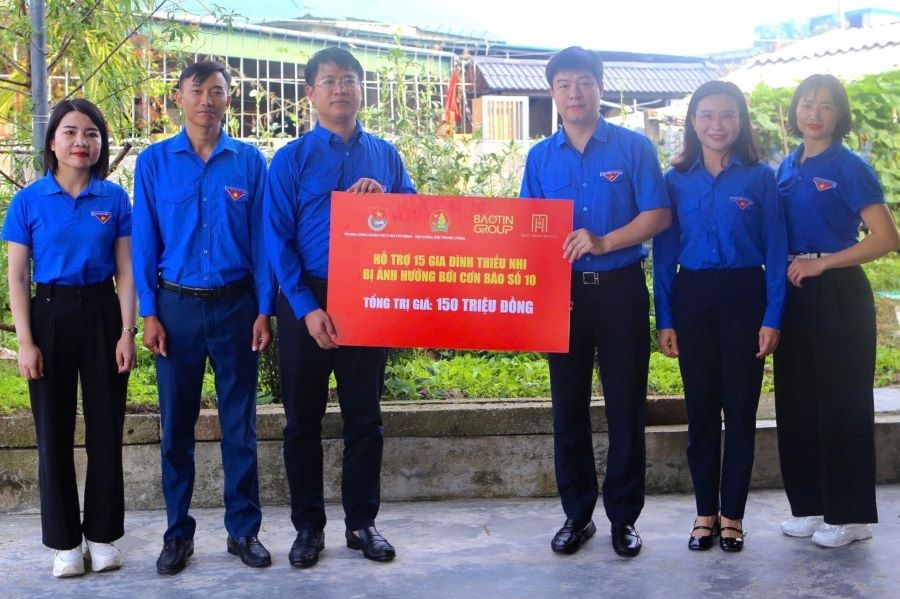 Hỗ trợ lợp lại mái nhà cho 15 gia đình thiếu nhi bị thiệt hại nặng do bão. Hỗ trợ lợp lại mái nhà cho 15 gia đình thiếu nhi bị thiệt hại nặng do bão.