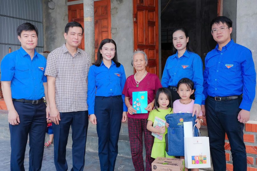 Trung ương Đoàn sẻ chia khó khăn với bà con Hà Tĩnh sau bão số 10