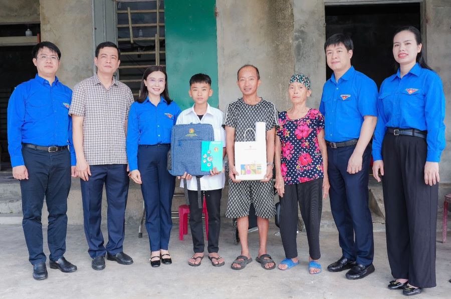 Đoàn công tác đến thăm hỏi, động viên gia đình anh Võ Quốc Tâm ở xã Đồng Tiến có hoàn cảnh đơn thân nuôi 3 con nhỏ và anh trai bị chất độc da cam, bị thiệt hại nặng do bão. Đoàn công tác đến thăm hỏi, động viên gia đình anh Võ Quốc Tâm ở xã Đồng Tiến có hoàn cảnh đơn thân nuôi 3 con nhỏ và anh trai bị chất độc da cam, bị thiệt hại nặng do bão.