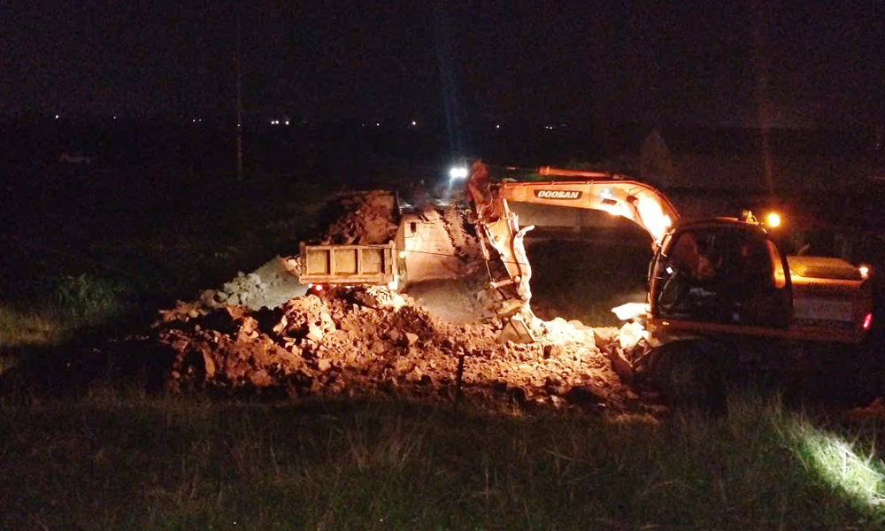 Lực lượng chức năng xử lý sự cố sạt trượt trên đê tả Cầu đoạn qua xã Hợp Thịnh.