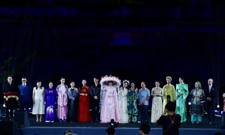 Phiên đấu giá tại Lễ hội Văn hóa Thế giới lần thứ I quyên góp 2,5 tỷ đồng hỗ trợ đồng bào vùng lũ