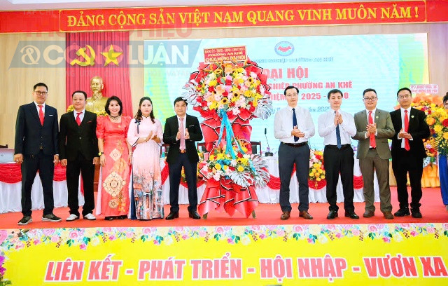 Hội Doanh nghiệp phường An Khê nhận lẵng hoa chúc mừng của đại diện lãnh đạo UBND phường An Khê.