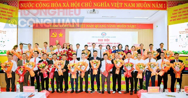 Lãnh đạo phường An Khê tặng hoa chúc mừng BCH Hội Doanh nghiệp phường lần thứ I.