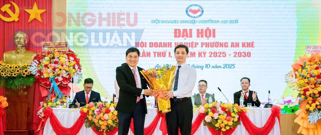 Ông Bùi Văn Tư - Chủ tịch Hội Doanh nghiệp phường An Khê tặng Hoa cho Chủ Tịch Phường An Khê ông Ngô Ngọc Hậu là Chủ Tịch Danh dự Hội Doanh nghiệp Phường An Khê