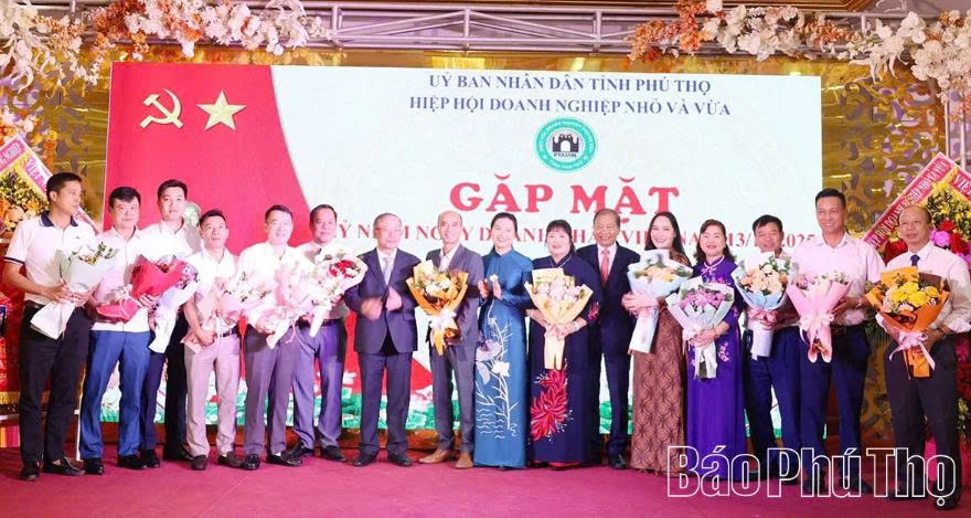 Đồng chí Phó Bí thư Tỉnh ủy Bùi Thị Minh tặng hoa chúc mừng Ban Chấp hành Hiệp hội doanh nghiệp tỉnh Phú Thọ