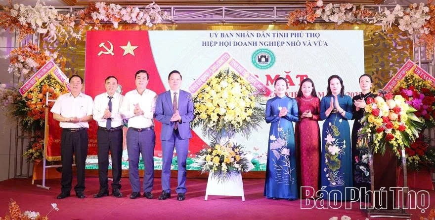 Đồng chí Phó Bí thư Tỉnh ủy Bùi Thị Minh tặng hoa chúc mừng Hiệp hội Doanh nghiệp nhỏ và vừa tỉnh