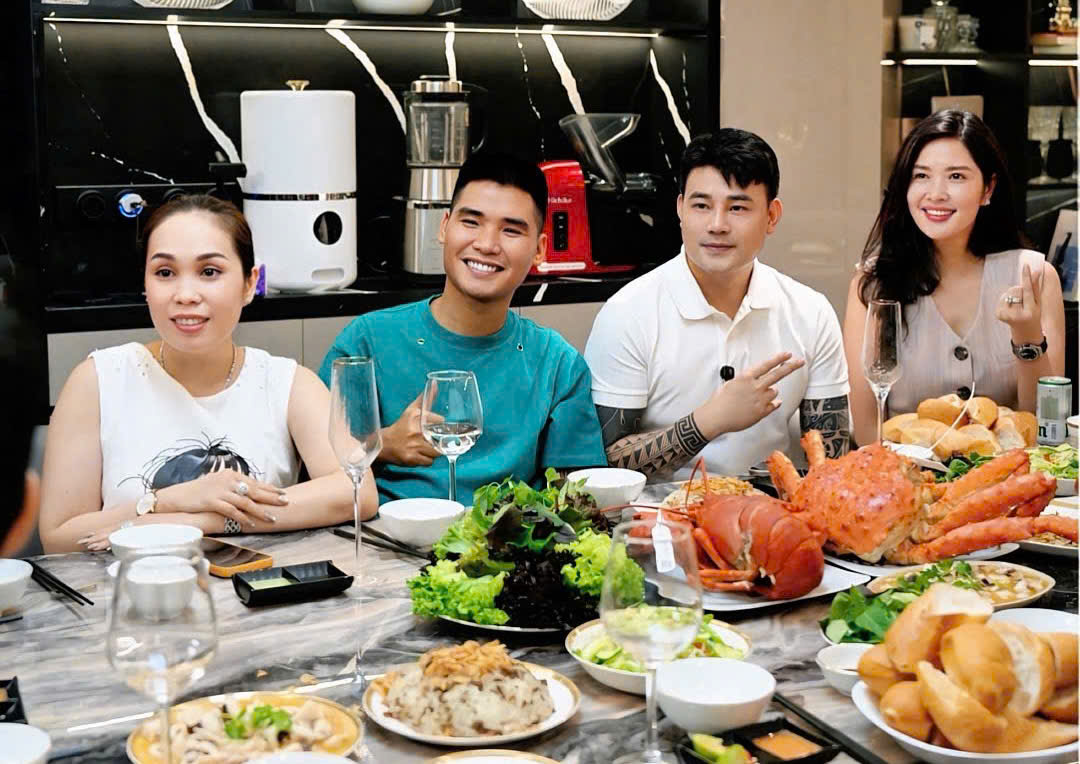 Anh Phạm Thăng (thứ hai từ phải sang) hỗ trợ chi phí làm răng trước giải đấu cho tuyển thủ Free Fire Anh Phạm Thăng (thứ hai từ phải sang) hỗ trợ chi phí làm răng trước giải đấu cho tuyển thủ Free Fire