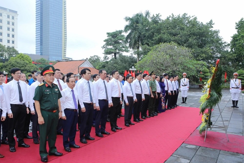 Đoàn Đại biểu tỉnh Thanh Hóa dâng hoa, dâng hương tưởng niệm Chủ tịch Hồ Chí Minh.
