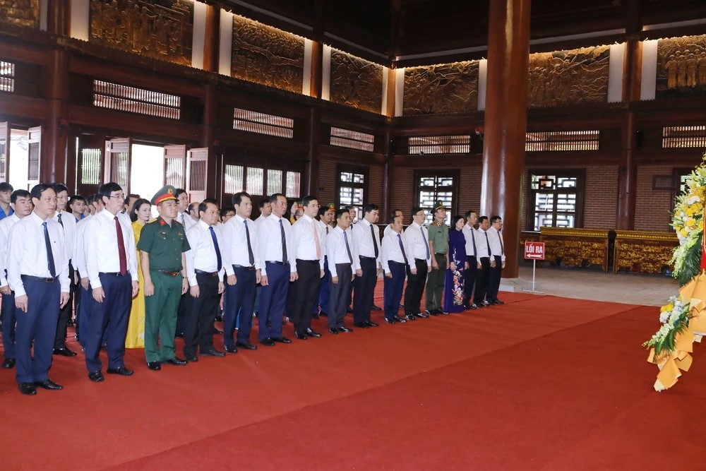 Đoàn Đại biểu tỉnh Thanh Hóa dâng hoa, dâng hương tại Đền thờ các Bà mẹ Việt Nam anh hùng và Anh hùng liệt sĩ.