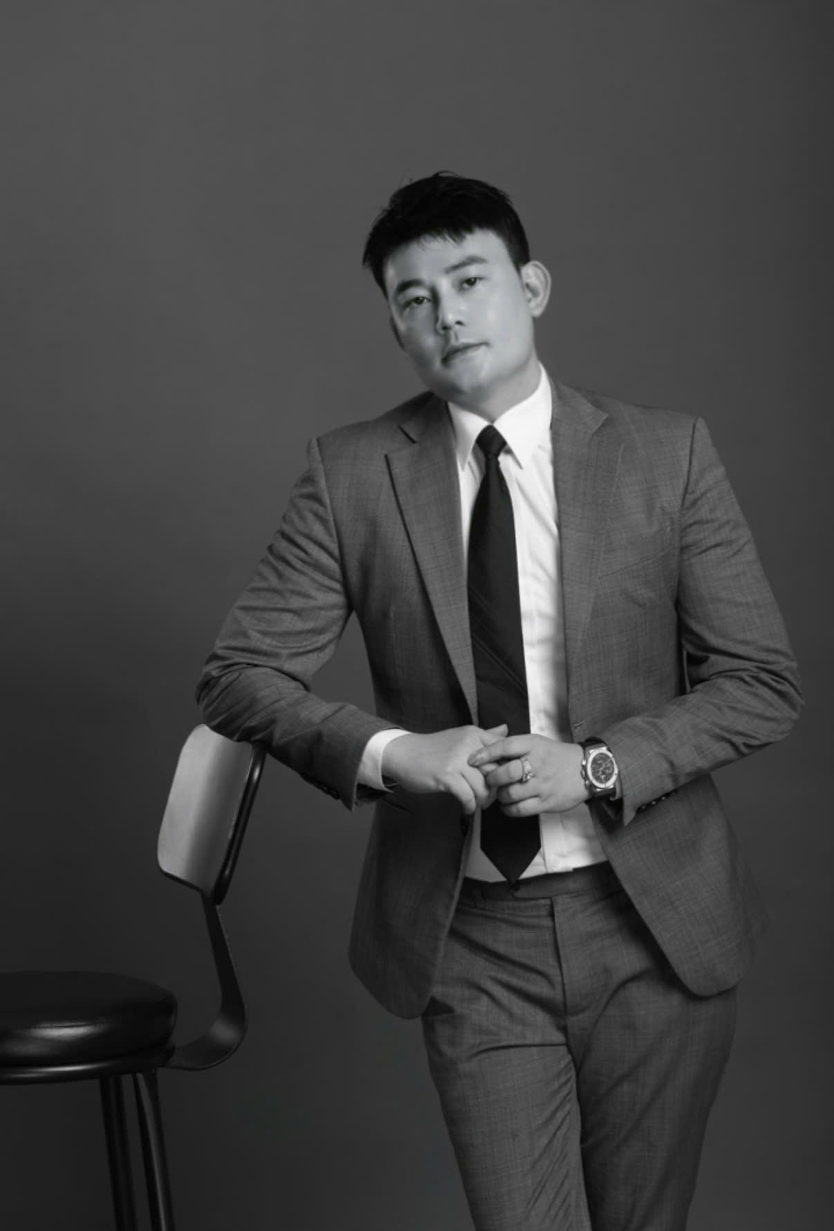 Phạm Thăng dõi theo hành trình của các tuyển thủ trẻ như một người anh lặng lẽ phía sau. Phạm Thăng dõi theo hành trình của các tuyển thủ trẻ như một người anh lặng lẽ phía sau.