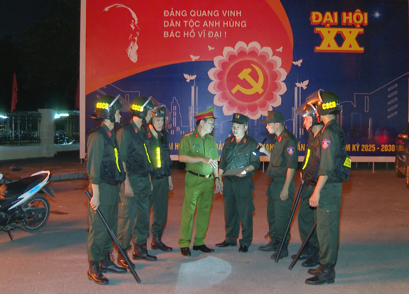 án bộ, chiến sĩ Phòng Cảnh sát cơ động triển khai phương án bảo đảm an ninh trật tự trước khi diễn ra Đại hội án bộ, chiến sĩ Phòng Cảnh sát cơ động triển khai phương án bảo đảm an ninh trật tự trước khi diễn ra Đại hội