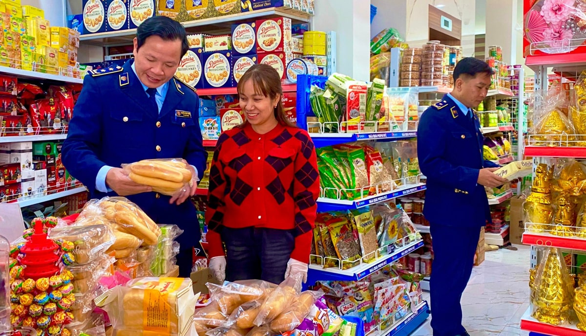 Lực lượng Quản lý thị trường tăng cường kiểm tra hàng hóa nhằm đảm bảo chất lượng đến người tiêu dùng.