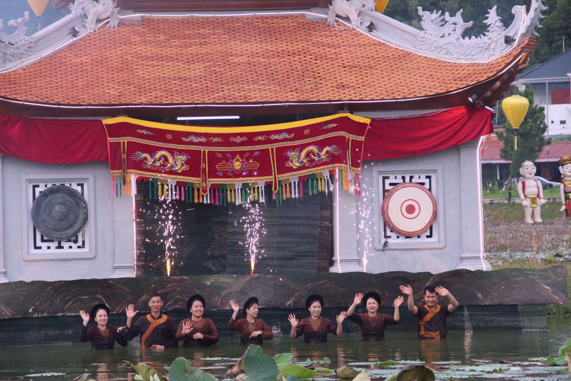 Các nghệ sĩ trình diễn rối nước của Nhà hát Sân khấu truyền thống Hải Phòng tham gia biểu diễn phục vụ nhân dân và du khách.