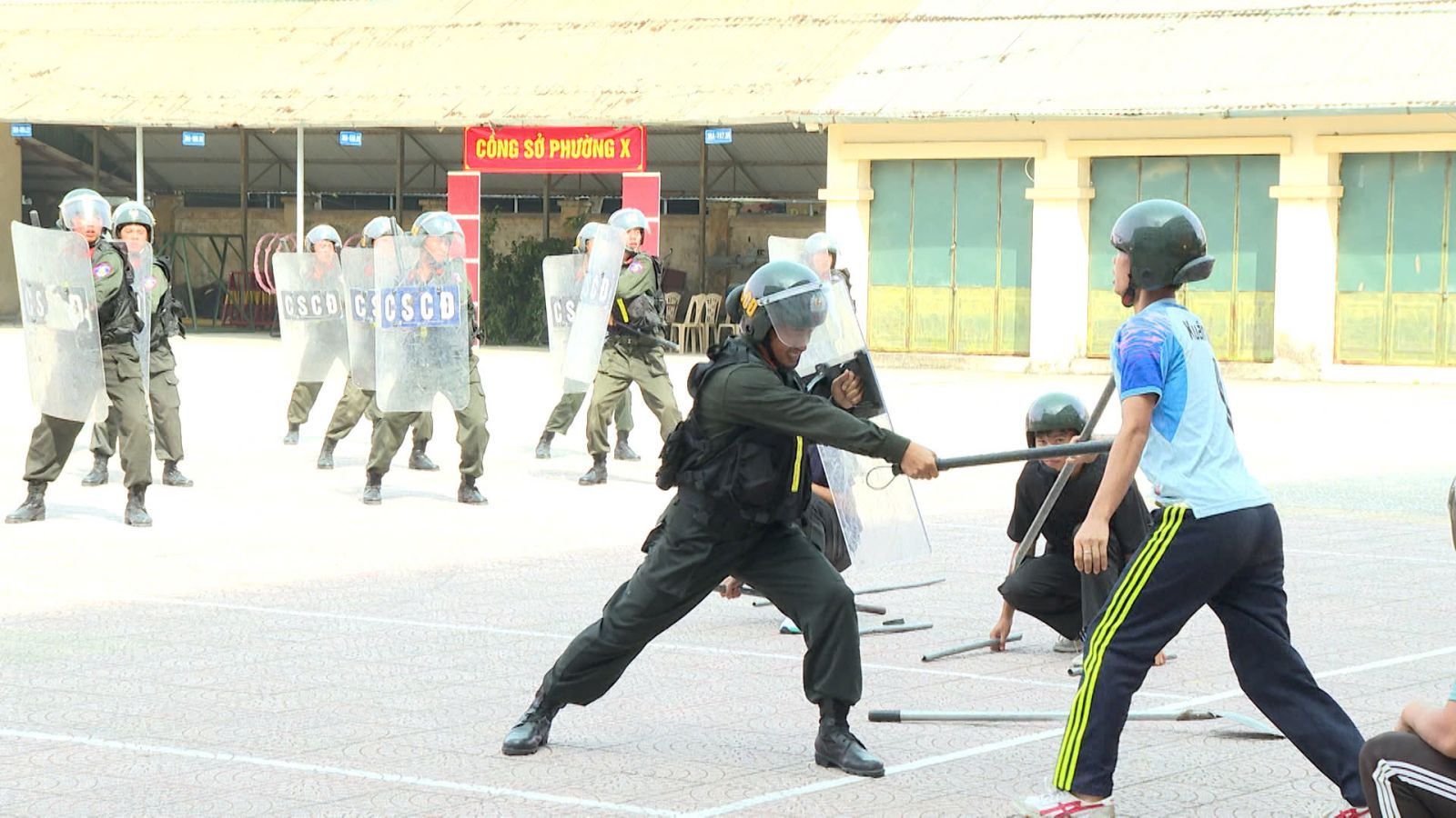 Phòng Cảnh sát cơ động đã chủ động tham mưu lãnh đạo Công an tỉnh xây dựng kế hoạch huấn luyện thường xuyên và huấn luyện nâng cao cho cán bộ, chiến sĩ Phòng Cảnh cơ động Phòng Cảnh sát cơ động đã chủ động tham mưu lãnh đạo Công an tỉnh xây dựng kế hoạch huấn luyện thường xuyên và huấn luyện nâng cao cho cán bộ, chiến sĩ Phòng Cảnh cơ động