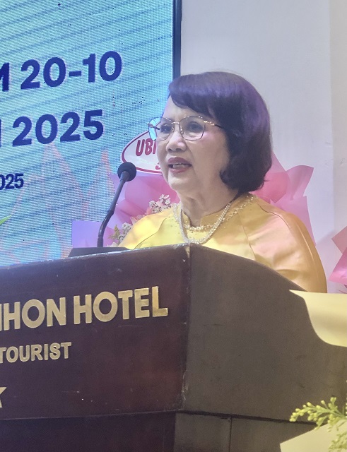 Bà Đồng Thị Ánh đọc Diễn văn kỷ niệm. Ảnh: VH