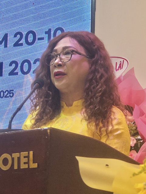 Bà Cao Thị Kim Lan trình bày Báo cáo Sơ kết… Ảnh: VH