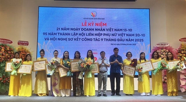 11 nữ doanh nhân nhận Bằng khen của UBND tỉnh Gia Lai. Ảnh: VH