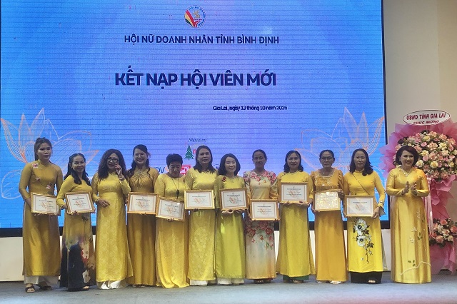 Bà Đồng Thị Ánh (bìa phải) trao Quyết định kết nạp cho các tân hội viên. Ảnh: Viết Hiền